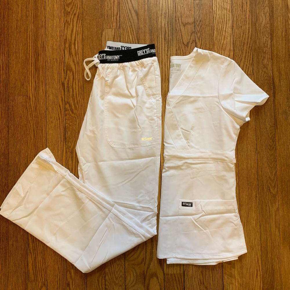 Grey’s anatomy white scrub set
